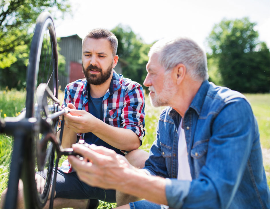 Zwei Männer reparieren ein Fahrrad
