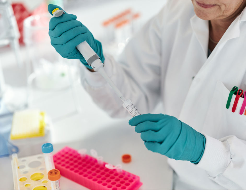 Wissenschaftlerin bei der Arbeit im Labor